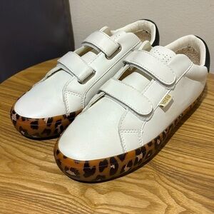 Women’s tennis shoe